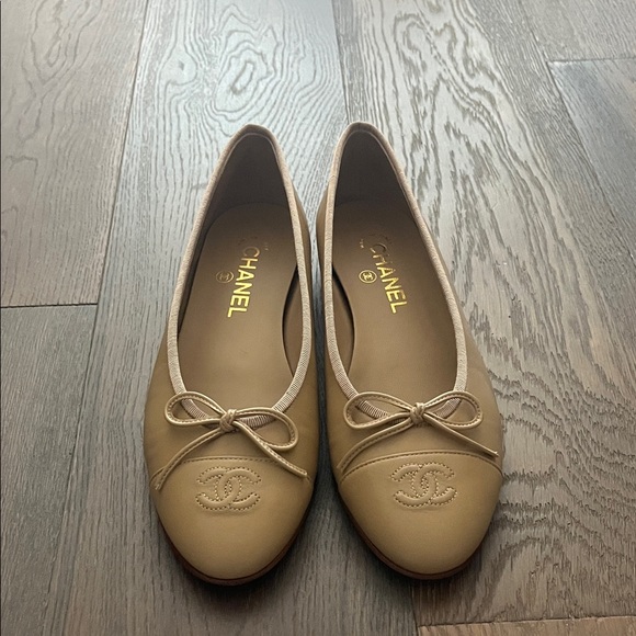 BRAND NEW CHANEL Tan Ballet Flats with Bow Detail - Picture 2 of 5